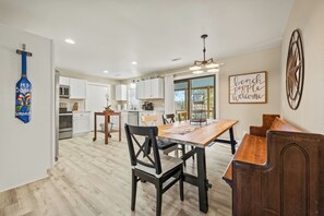 Dining - Barefoot Bungalow Buxton: Hot Tub, Screened Porch, Outdoor Fun & Beach Nearby (Buxton)