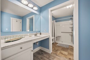 Shower, towels - Barefoot Bungalow Buxton: Hot Tub, Screened Porch, Outdoor Fun & Beach Nearby (Buxton)