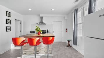 Een koelkast, een microgolfoven, een koffiezetapparaat/waterkoker