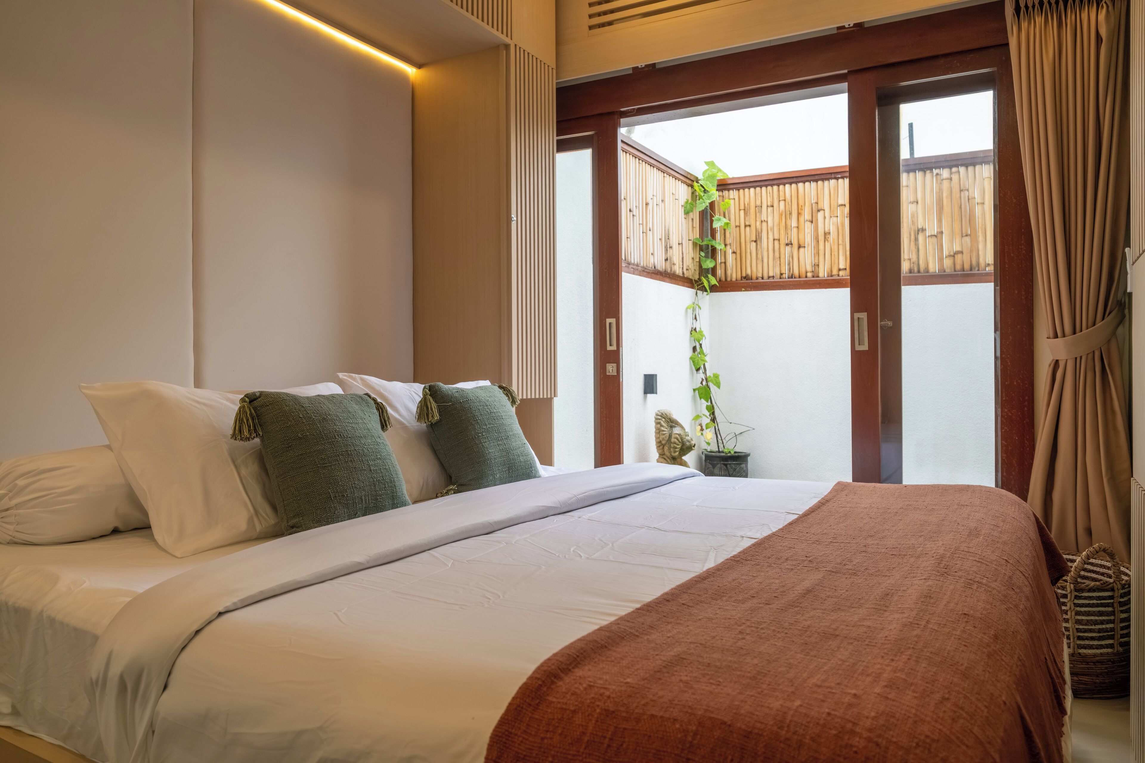 3 chambres, bureau, Wi-Fi gratuit, draps fournis