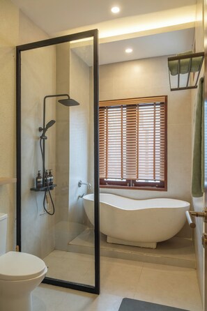Shower, hair dryer, bidet, towels - Amazing 3-bedroom villa in Sanur with private pool (Sanur)