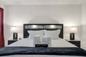 Escritorio, tabla de planchar con plancha, wifi gratis y ropa de cama 