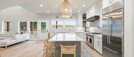 Microondas, horno, parrilla de estufa y lavavajillas