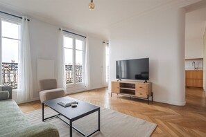 TV, stereo - Blueground | Folie-Méricourt, balcony, nr Canal (Paris)