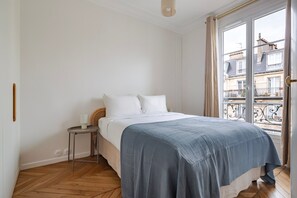 Iron/ironing board, WiFi, bed sheets - Blueground | Folie-Méricourt, balcony, nr Canal (Paris)