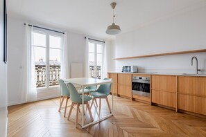 Dining - Blueground | Folie-Méricourt, balcony, nr Canal (Paris)