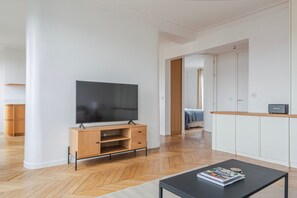 Interior - Blueground | Folie-Méricourt, balcony, nr Canal (Paris)