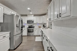 Private kitchen - Spacious 5-bedroom house in awesome Norman with AC (Norman)