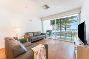 TV, offices - Breeze 2, Beachfront Apartment In a Prime Location (Victor Harbor)