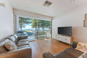 TV, offices - Breeze 2, Beachfront Apartment In a Prime Location (Victor Harbor)