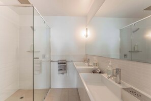 Shower, hair dryer, towels - Breeze 2, Beachfront Apartment In a Prime Location (Victor Harbor)