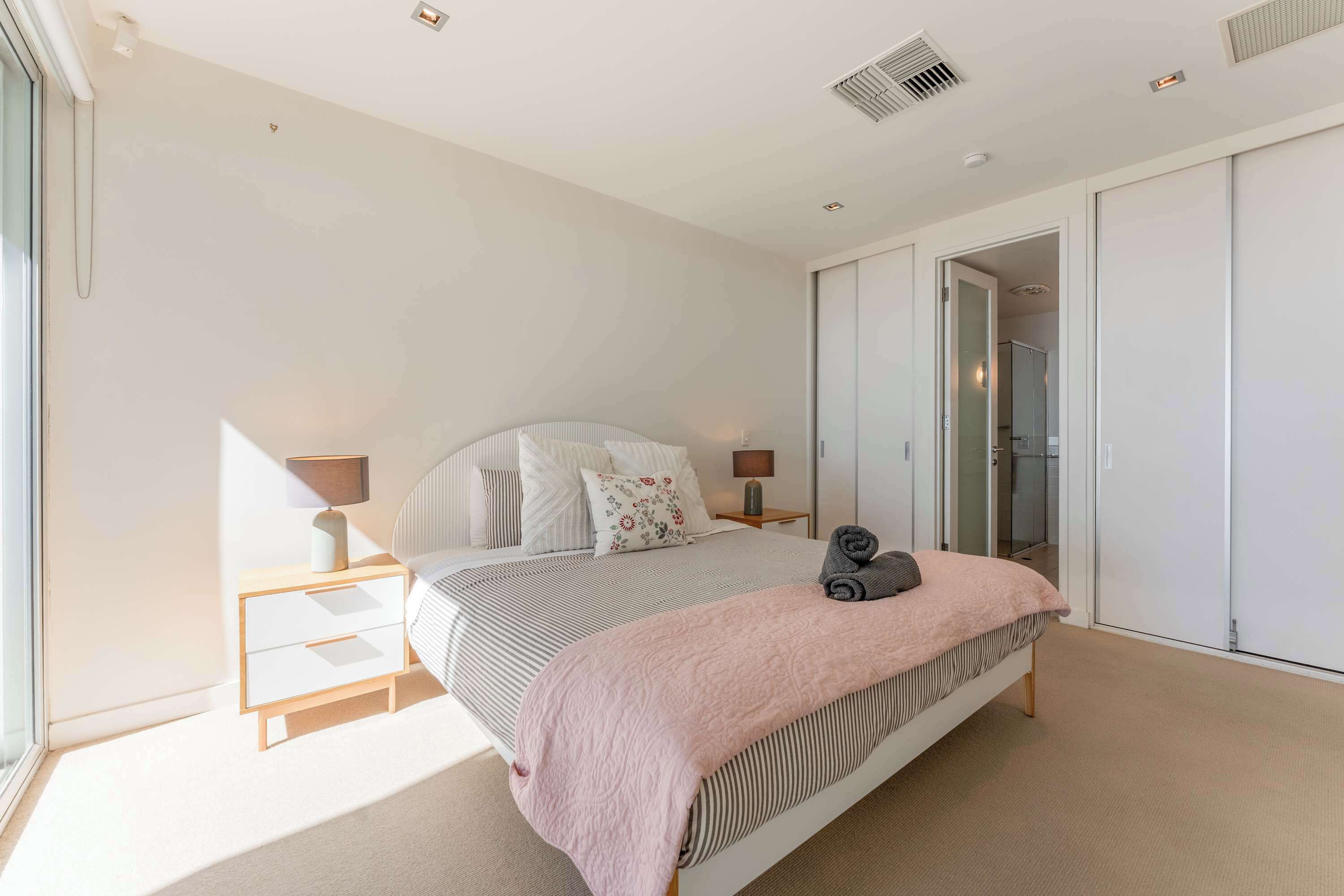 3 bedrooms, desk, WiFi, bed sheets