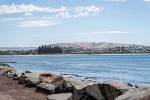 On the beach - Breeze 2, Beachfront Apartment In a Prime Location (Victor Harbor)