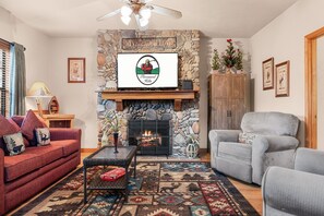 Smart TV, fireplace - Ozark Hideaway Cabin • 2BR/2BA • Sleeps 6 • Jetted Tub • Covered Deck • Resort Pool (Branson)
