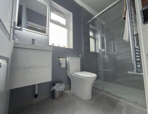 Shower, hair dryer, towels, soap - Brand New, Beautifully Designed Apartment in the Heart of Fulham (London)