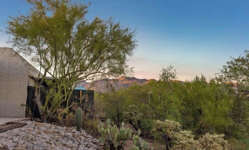 Modern Foothills Retreat: Newly Remodeled 2BR/2BA, 1400 Sq Ft Oasis