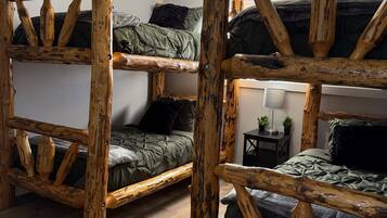 4 bedrooms, iron/ironing board, free WiFi, bed sheets