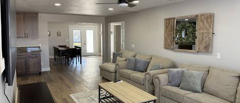 Smart-TV, Tischtennisplatte, Bücher