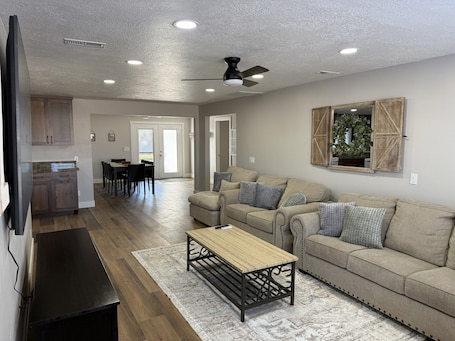 Smart TV, ping pong, books. Cozy Remodeled 4BR Home, Hot Tub Oasis, and 85" TV