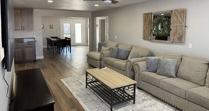 Cozy Remodeled 4BR Home, Hot Tub Oasis, and 85" TV