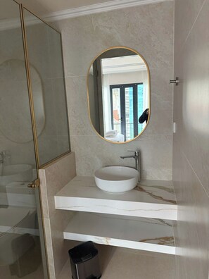 Hydromassage showerhead, designer toiletries, hair dryer, bathrobes - L'Signature Tho Thap Hotel  (Cau Giay)