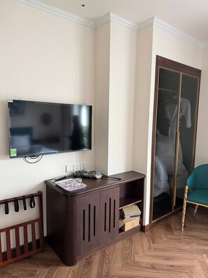 Deluxe Double Room | Desk, laptop workspace, iron/ironing board, free WiFi - L'Signature Tho Thap Hotel  (Cau Giay)
