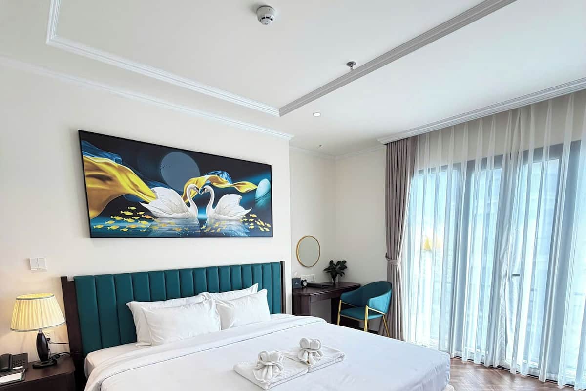 Habitación senior doble | Minibar, escritorio y espacio para trabajar con laptop