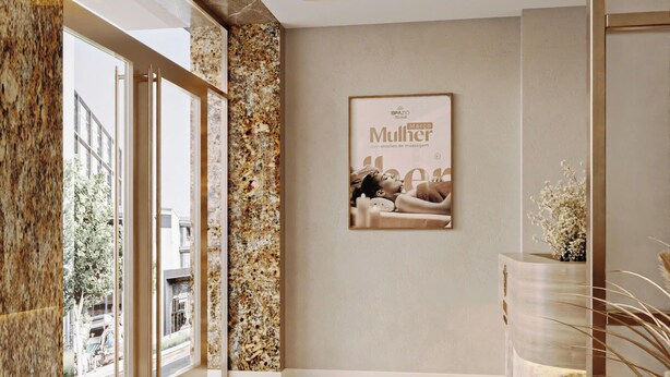 Ein modernes Spa-Interieur mit einem großen Fenster, einer Marmorwand und einem gerahmten Poster.