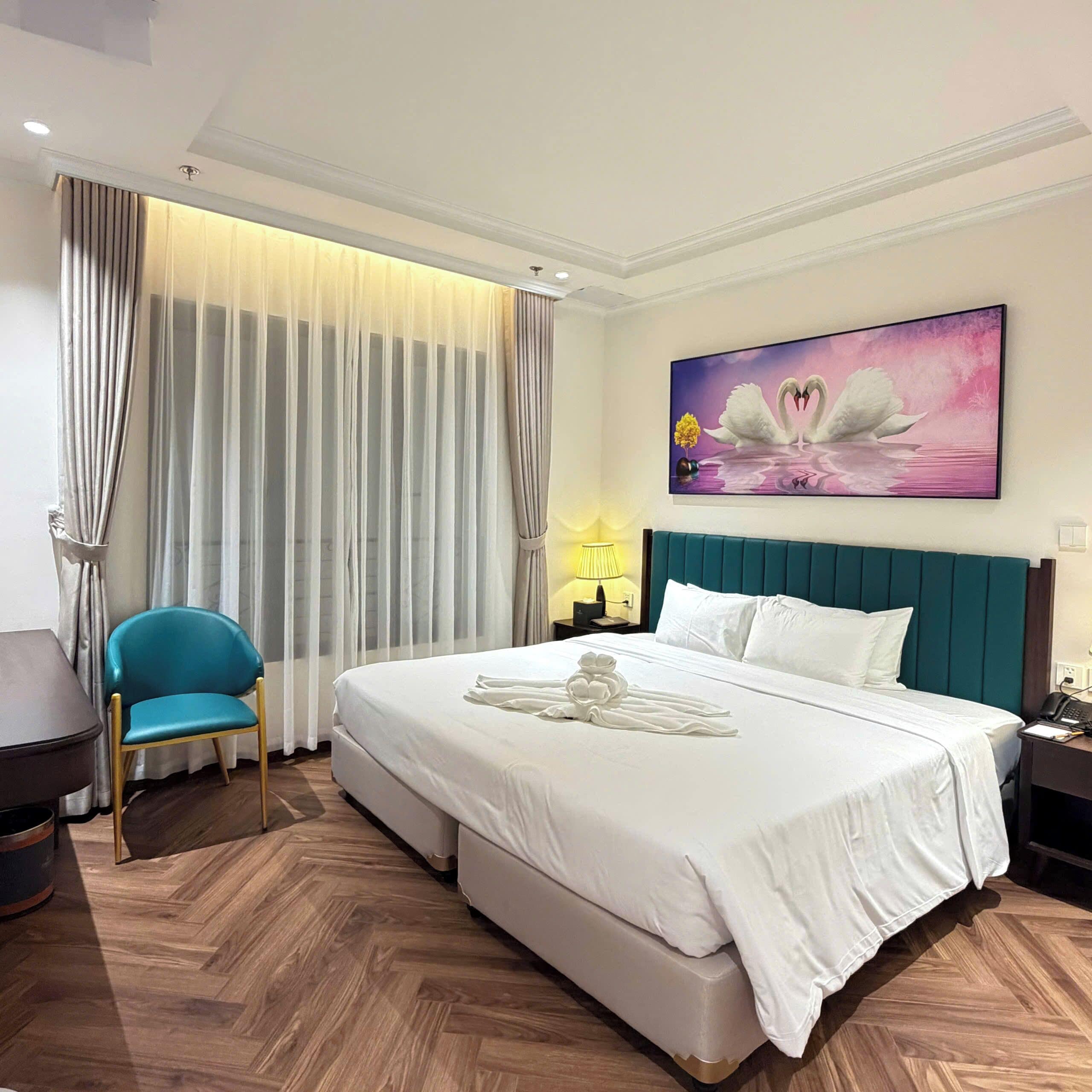 Premier Deluxe Internal Window | Minibar, desk, laptop workspace, iron/ironing board