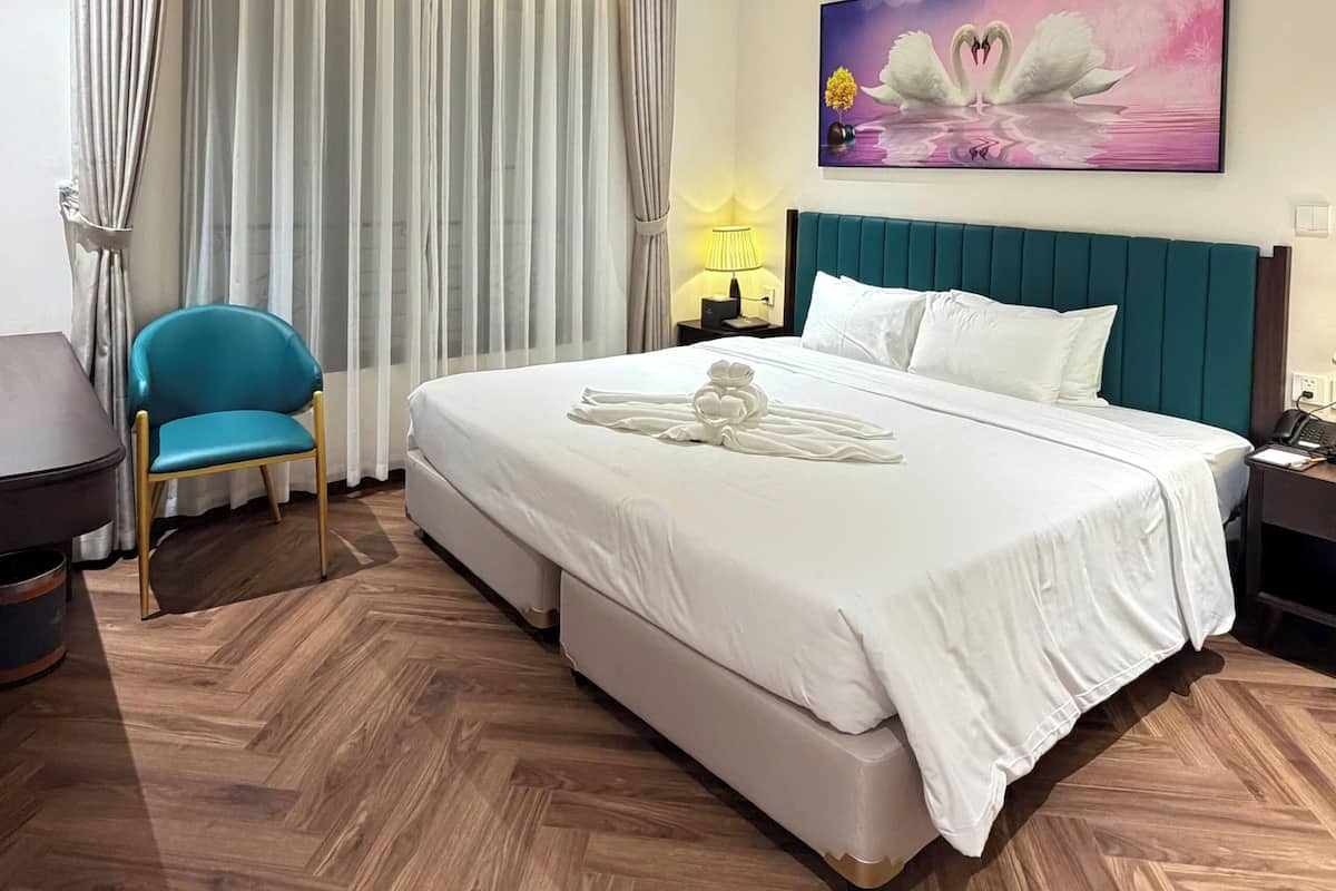 Premier Deluxe Internal Window | Minibar, desk, laptop workspace, iron/ironing board