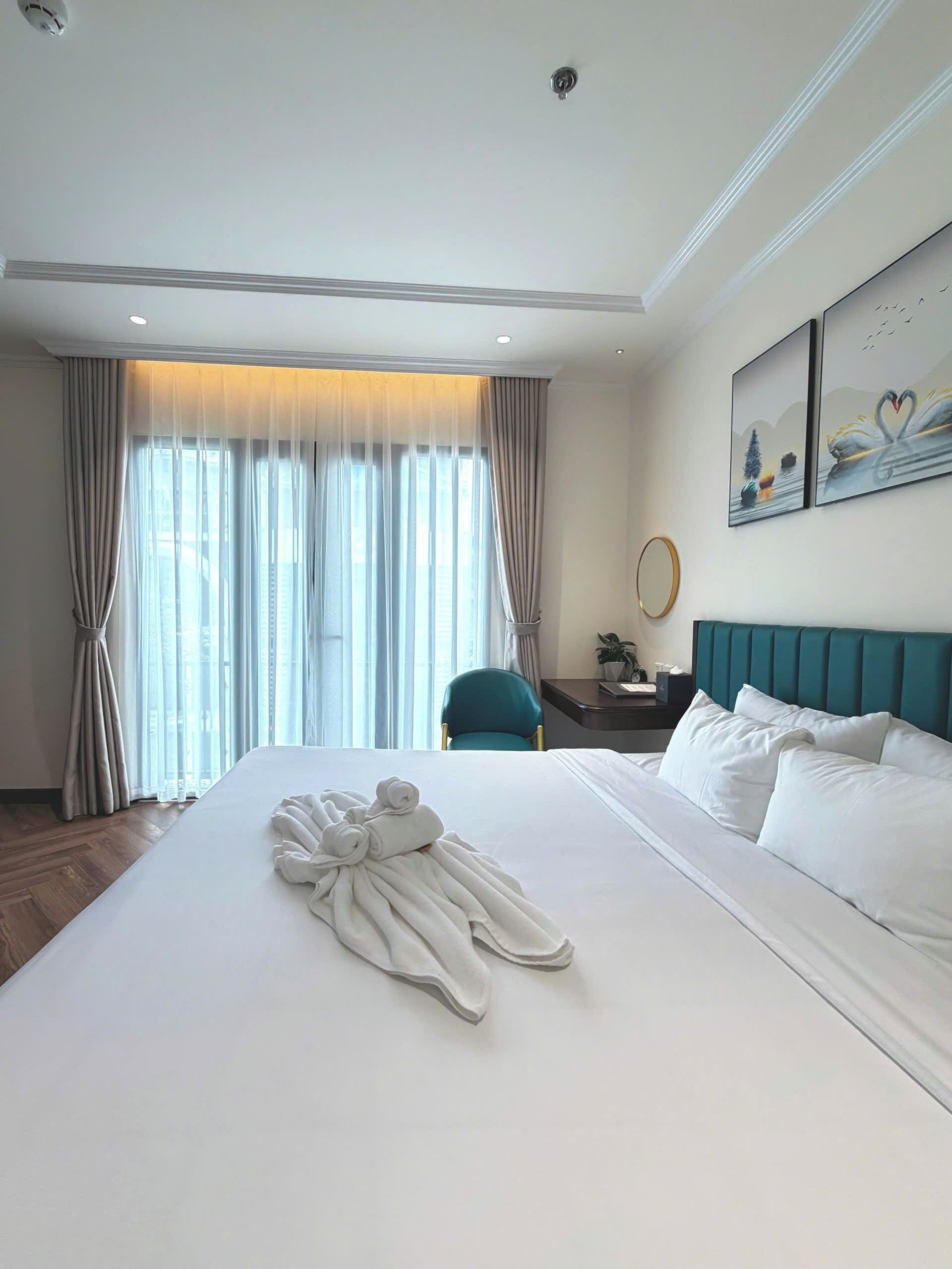 Junior Suite Balcony | Minibar, desk, laptop workspace, iron/ironing board