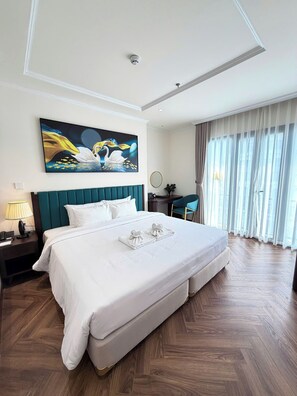 Minibar, desk, laptop workspace, iron/ironing board - L'Signature Tho Thap Hotel  (Cau Giay)