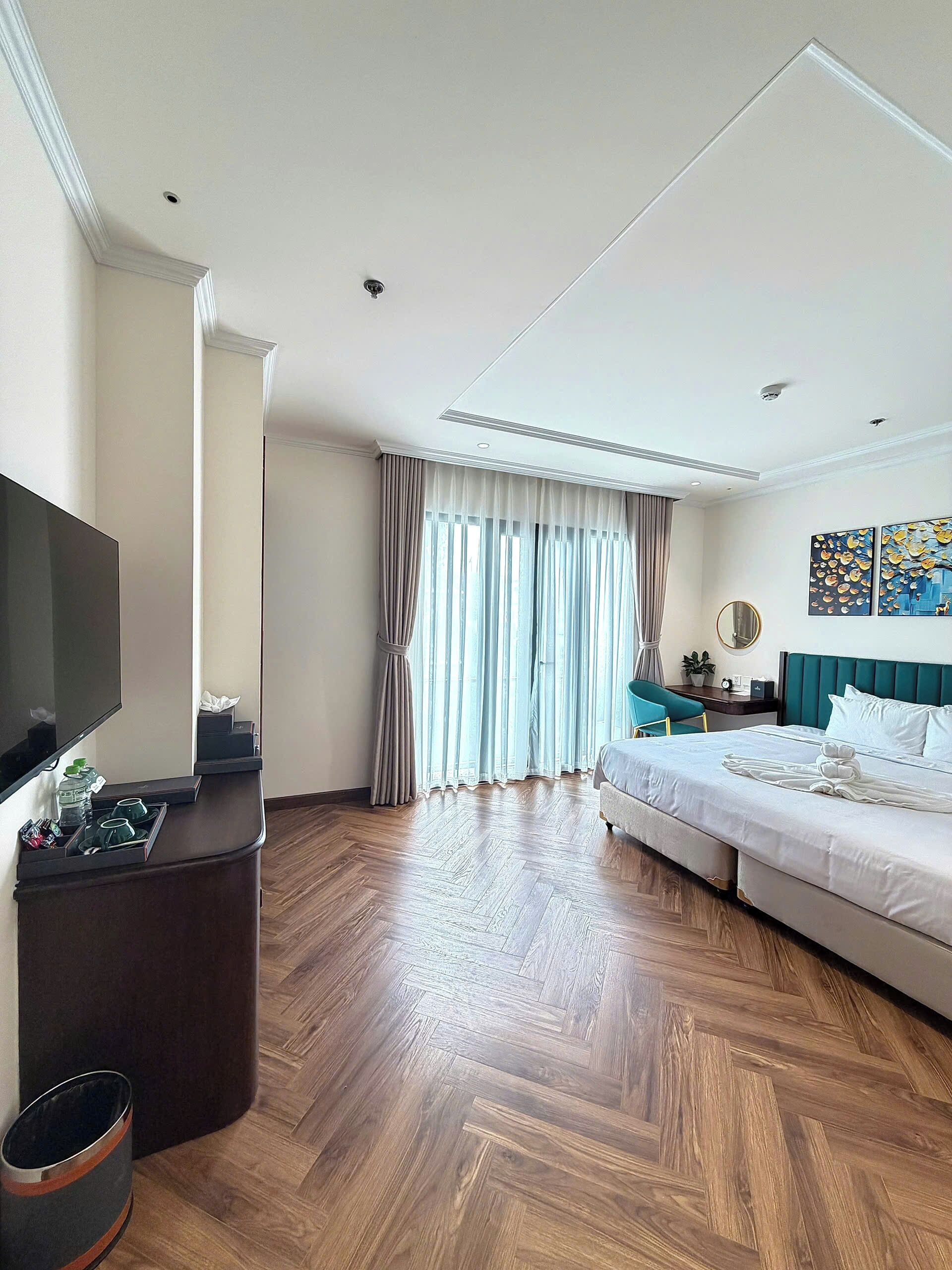 Junior Suite Balcony | Minibar, desk, laptop workspace, iron/ironing board