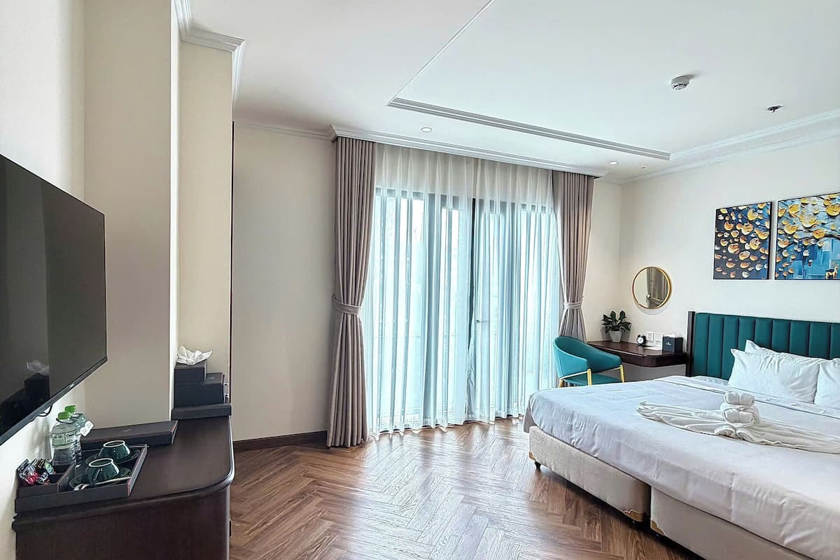 Junior Suite Balcony | Minibar, desk, laptop workspace, iron/ironing board