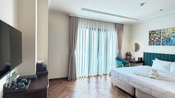 Minibar, escritorio y espacio para trabajar con laptop