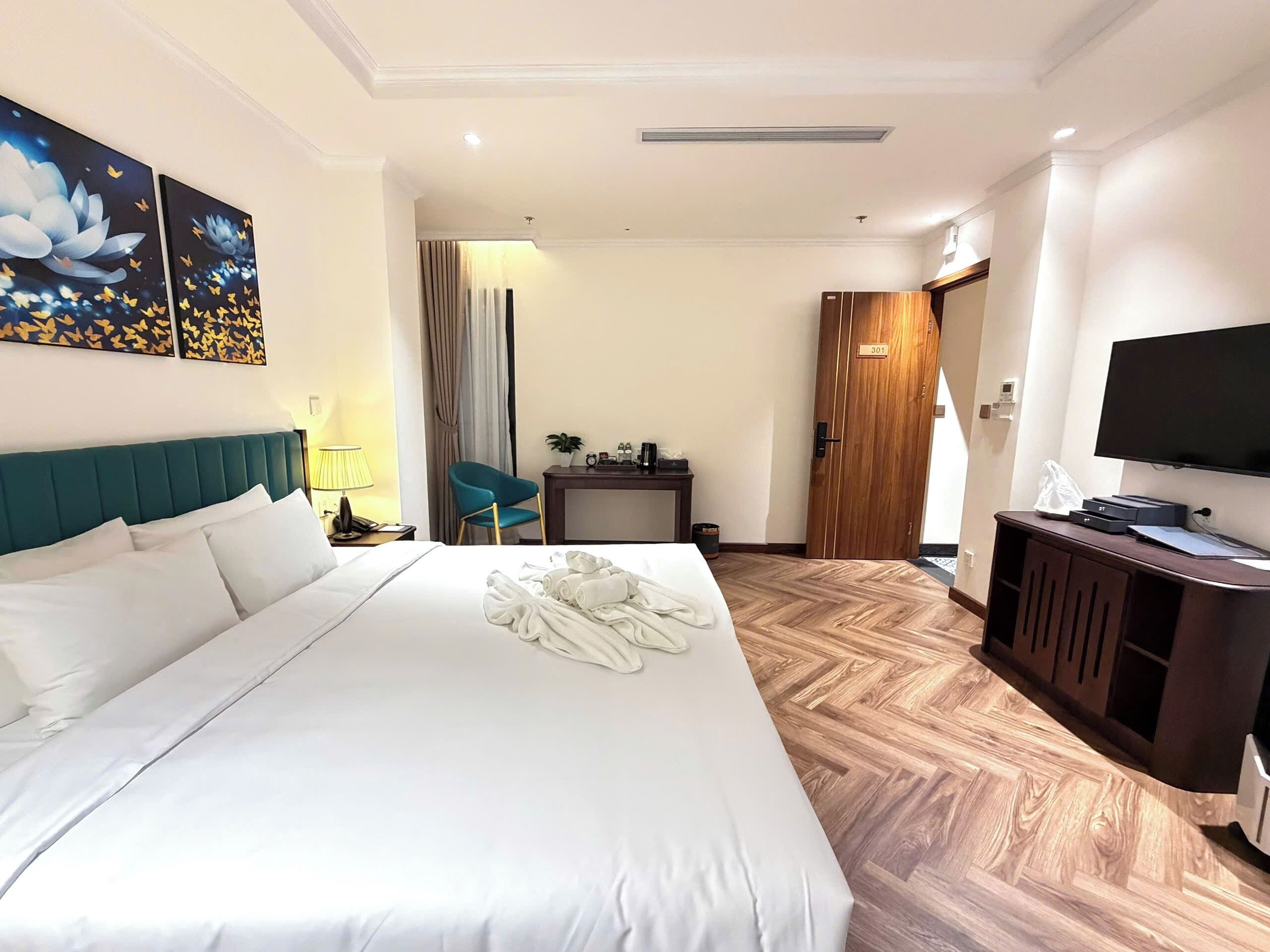 Deluxe Internal Window | Minibar, desk, laptop workspace, iron/ironing board