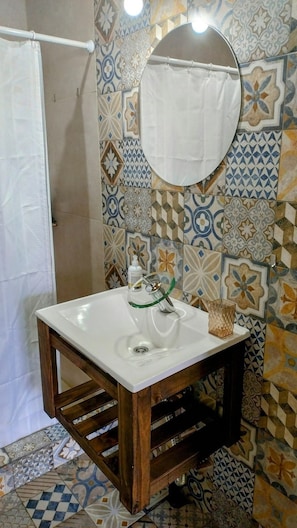 Amenidades de baño ecológicas, secadora de cabello, bidet, toallas
