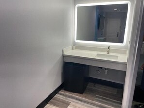 Habitación, 2 camas de matrimonio | Baño | Ducha, artículos de higiene personal gratuitos y secador de pelo