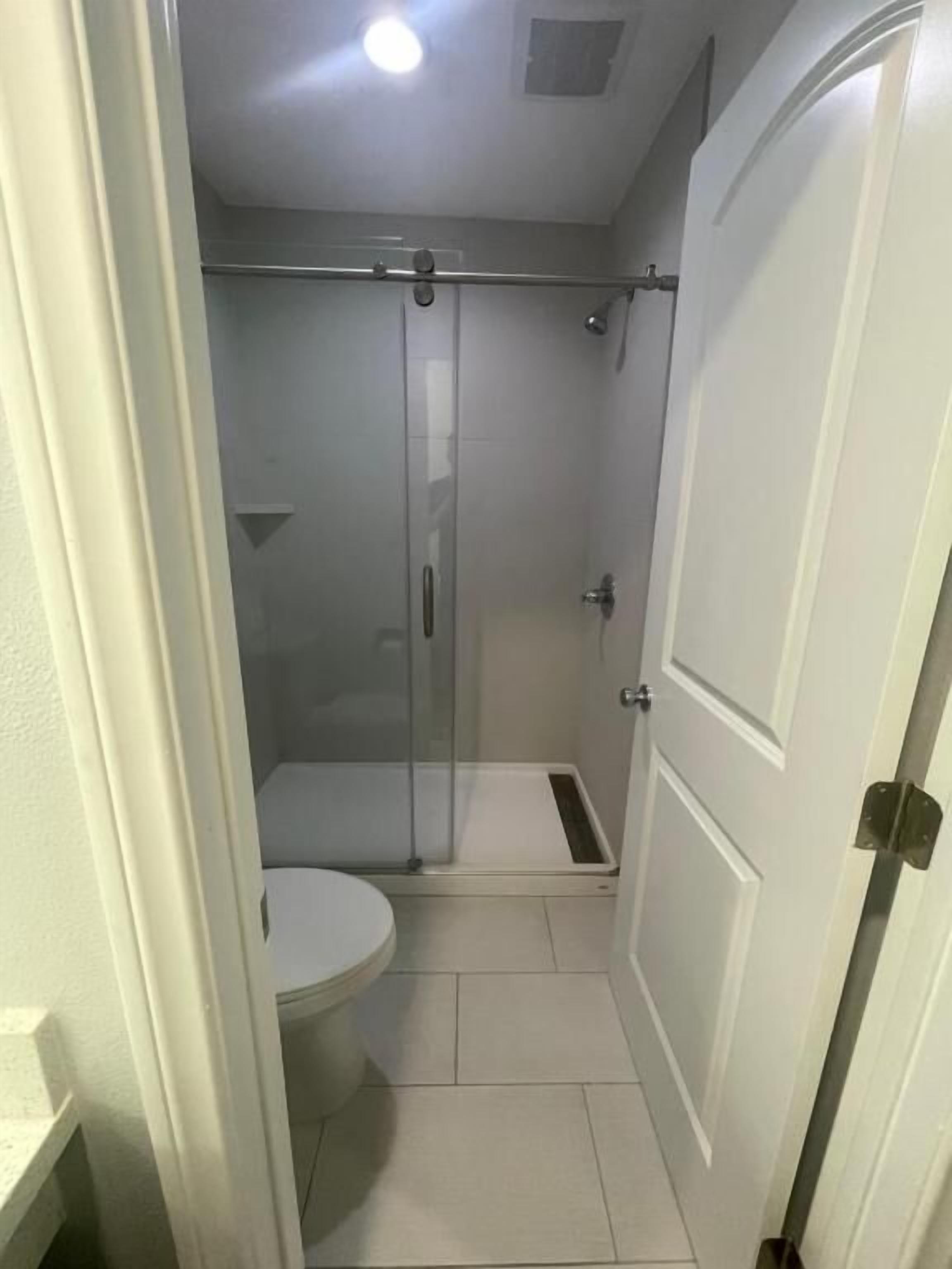 Kamar, 2 Tempat Tidur Queen | Kamar mandi | Shower, perlengkapan mandi gratis, pengering rambut, dan handuk