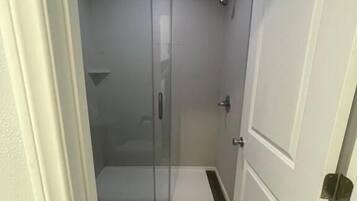 Kamar, 2 Tempat Tidur Queen | Kamar mandi | Shower, perlengkapan mandi gratis, pengering rambut, dan handuk