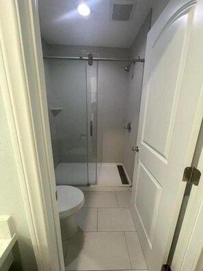 Room | Bathroom | Shower, free toiletries, hair dryer, towels - La Palma Motel - South Gate - LA area (South Gate)