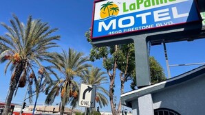 A motel sign with a palm tree and beach theme, located at 4960 Firestone Blvd. - La Palma Motel - South Gate - LA area (South Gate)