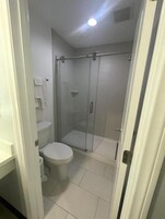 Ducha, artículos de higiene personal gratuitos y secador de pelo
