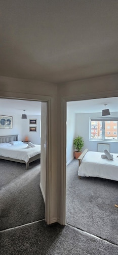 Spacious apartment. Two minutes from Cardiff Bay.Ten minutes to the city centre.