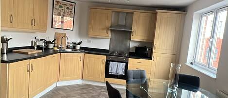 Réfrigérateur, four à micro-ondes, un four, lave-vaisselle