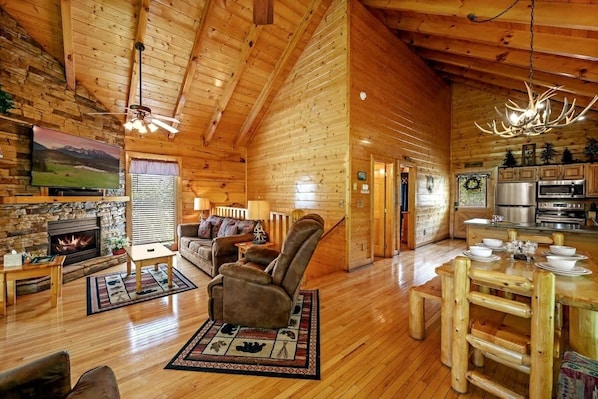 Smart TV, fireplace, video games, offices - CozyCabin/HotTub/GameRm/2Decks/NearDollywood (Pigeon Forge)