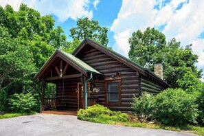 Exterior - CozyCabin/HotTub/GameRm/2Decks/NearDollywood (Pigeon Forge)