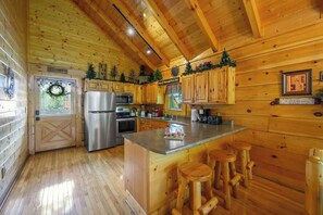 Fridge, microwave, oven, stovetop - CozyCabin/HotTub/GameRm/2Decks/NearDollywood (Pigeon Forge)