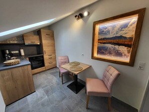 Fridge, oven, stovetop, dishwasher - One-room vacation apartment 40 sqm "Bayernglück", kitchen and balcony (Reit im Winkl)