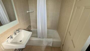 Kylpyamme, pyyhkeet, saippua, sampoo